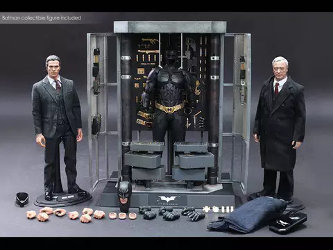 Batman - O Cavaleiro das Trevas | Hot Toys lança colecionável com Bruce Wayne, Alfred e o armário de armaduras