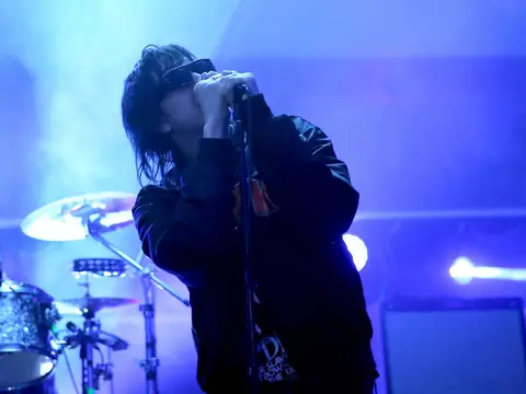 Polícia tenta encerrar show do Strokes, mas banda segue tocando em protesto