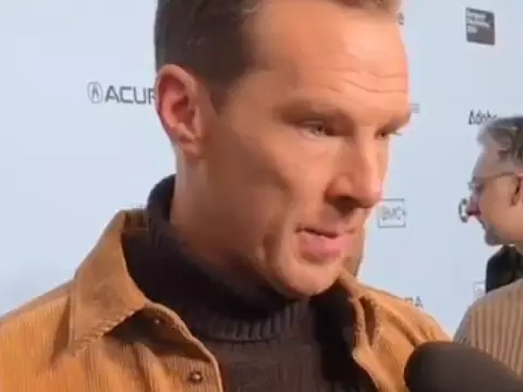 Benedict Cumberbatch no tapete vermelho de The Thing with Feathers (Reprodução)
