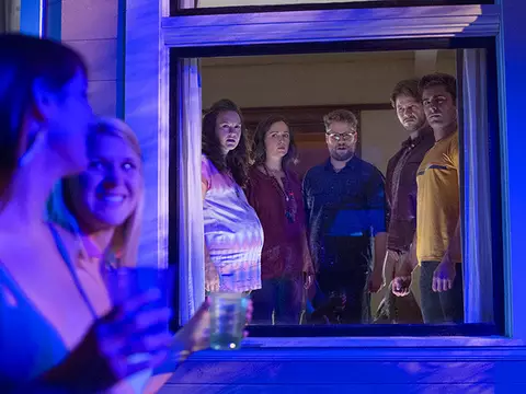 Vizinhos 2 | Zac Efron e Seth Rogen brigam com jovens barulhentas no primeiro trailer