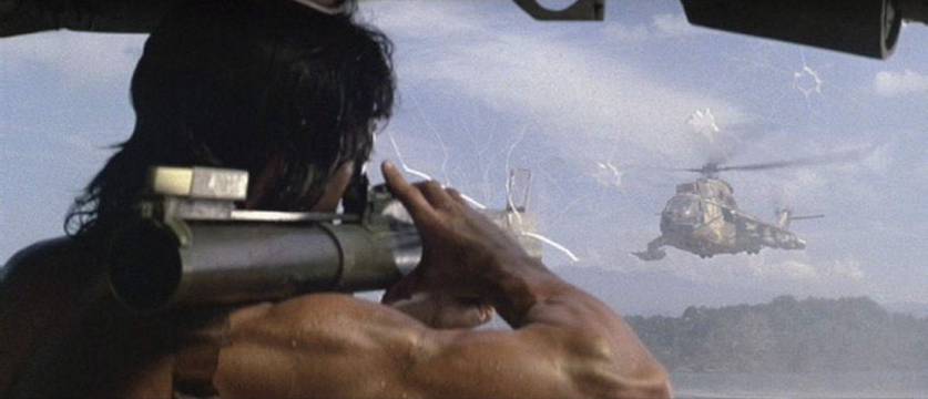 cena do filme Rambo 3 soldados no afeganistao com helicopteros e