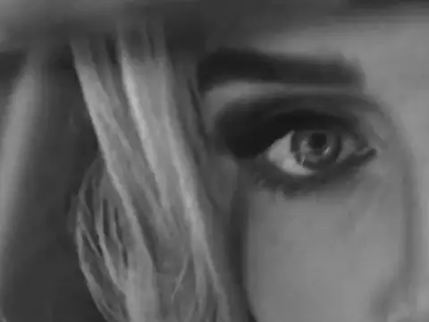 Adele no teaser de "Easy on Me" (Reprodução/Twitter)