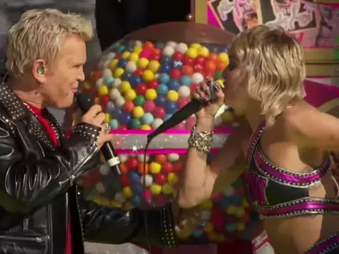 Billy Idol e Miley Cyrus em pré-show do Super Bowl