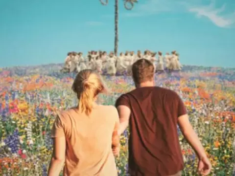 Cena de Midsommar: O Mal Não Espera a Noite (Reprodução)