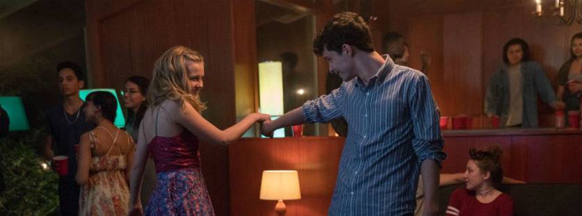 Angourie Rice e Lucas Jade Zumann dançam em cena de Todo Dia