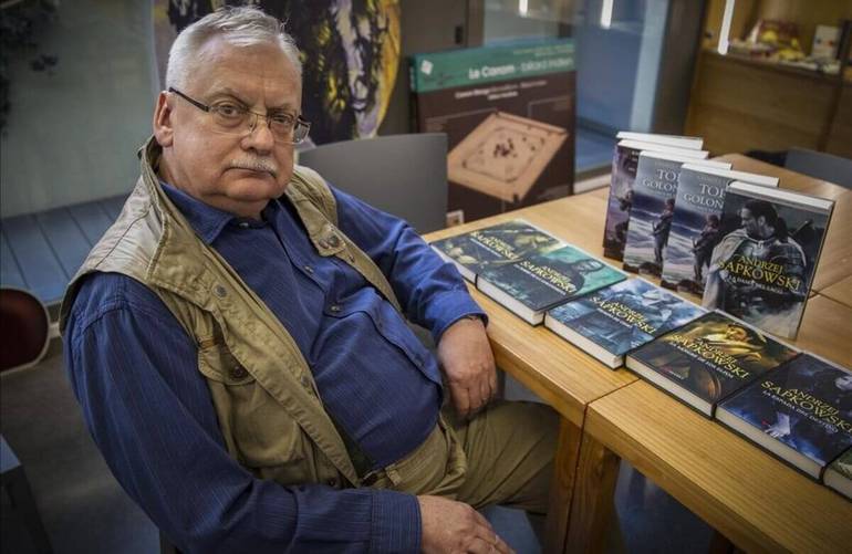 Sapkowski com os livros que escreveu.