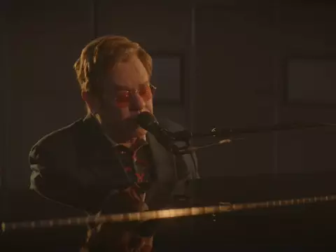 Elton John em apresentação ao vivo (Live At Abbey Road/Reprodução)