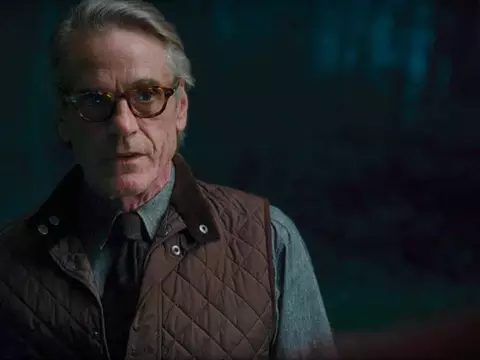 Jeremy Irons como Alfred no Universo DC dos Cinemas (Warner Bros./Divulgação)