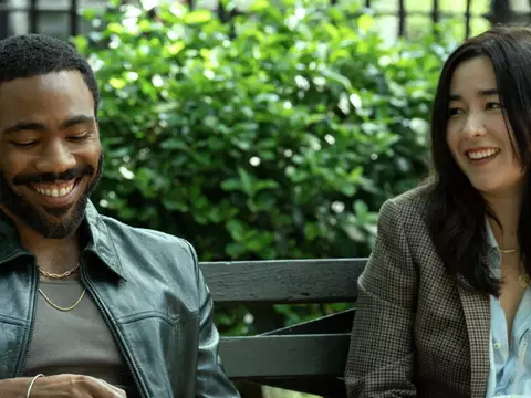 Donald Glover e Maya Erskine, em cena de Sr. e Sra. Smith
