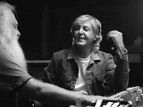 O produtor musical Rick Rubin conversa com Paul McCartney (Star+/Divulgação)