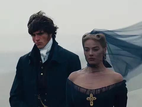 Foto de Cumbres Borrascosas, película que llega al streaming en Brasil en mayo/Warner/Reproducción