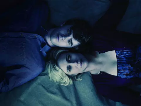 Bates Motel | Norman veste colar de pérolas em pôster da quarta temporada