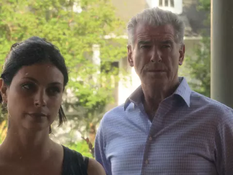 Morena Baccarin e Pierce Brosnan, em Charlie em Ação