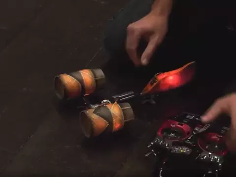 Exibição de drone inspirado em Star Wars/Essential RC/YouTube