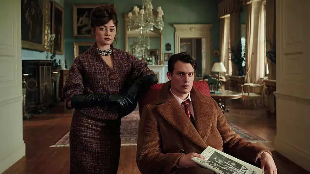 Foto de Ella Purnell e Nicholas Galitzine no filme The Return of Stanley Atwell