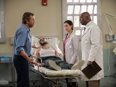 House | Novas fotos do episódio final têm Cameron, um bolo e paintball