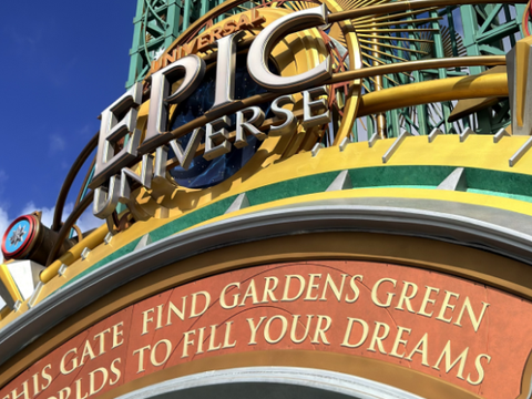 Portal do Epic Universe, parque da Universal em Orlando (Giovanna Pagano/Omelete)