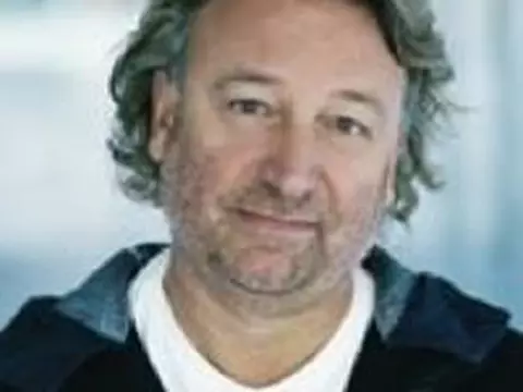 Peter Hook será DJ em evento gratuito em São Paulo