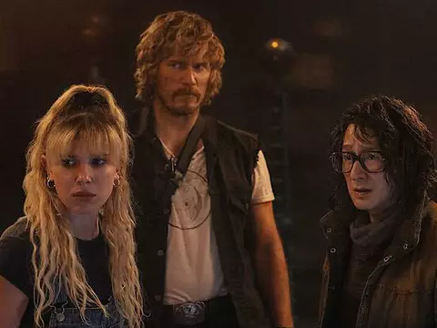 Millie Bobby Brown, Chris Pratt e Ke Huy Quan em The Electric State (Netflix)