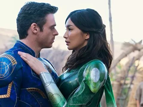 Richard Madden e Gemma Chan em cena de Eternos (Reprodução)