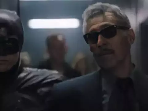 Robert Pattinson e John Turturro em cena de Batman (Reprodução)
