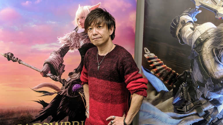 foto de naoki yoshida, produtor de final fantasy, com yshtola ao fundo