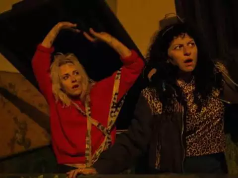 The Wrong Girls: Comédia escrita por Kristen Stewart ganha trailer caótico; veja