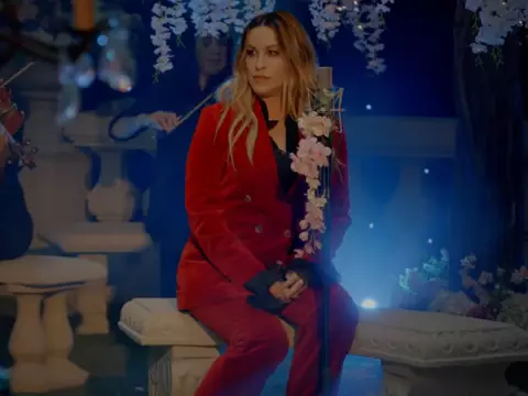 Alanis Morissette grava "You Oughta Know" com versão de Bridgerton (Reprodução/YouTube)