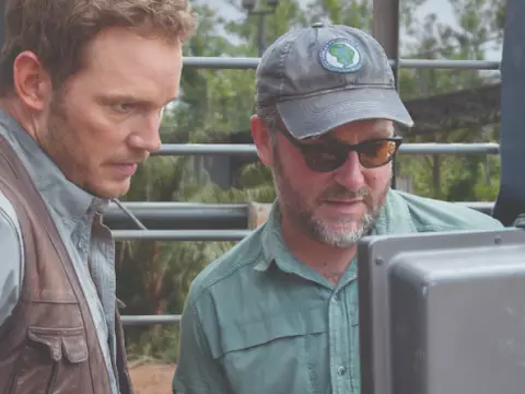 Chris Pratt e Colin Trevorrow no set de Jurassic World (Reprodução)