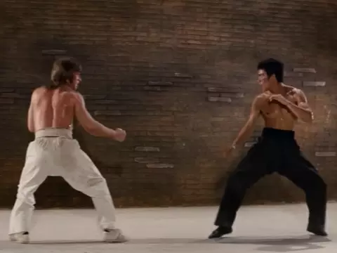 Chuck Norris contra Bruce Lee | Esta épica pelea marcó el debut cinematográfico del veterano.