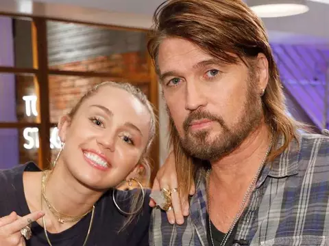 Pai de Miley Cyrus reage após cantora tirar sobrenome