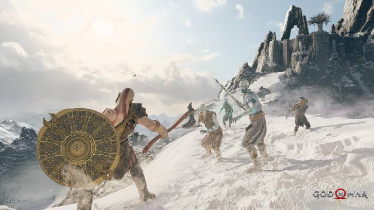 Criaturas de gelo atacam Kratos.