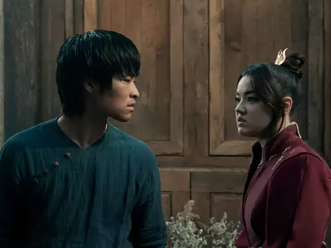 Dallas Liu e Elizabeth Yu na segunda temporada de Avatar (Cr. Katie Yu/Netflix © 2026)
