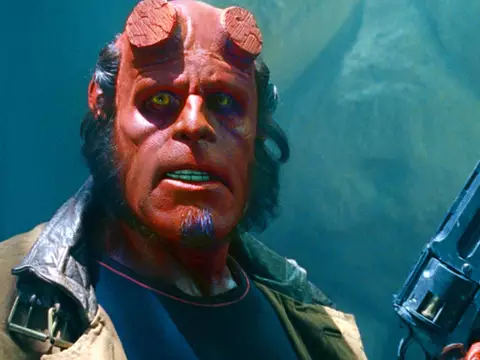 Ron Perlman como Hellboy no filme de Guillermo del Toro