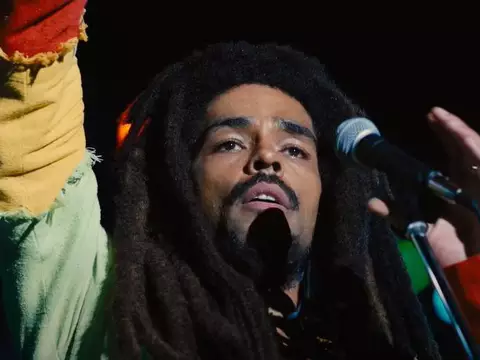 Kingsley Ben-Adir em Bob Marley: One Love (Paramount Pictures/Reprodução)