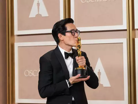 Ke Huy Quan no press room do Oscar 2023 (Academy of Motion Picture Arts & Sciences/Reprodução)
