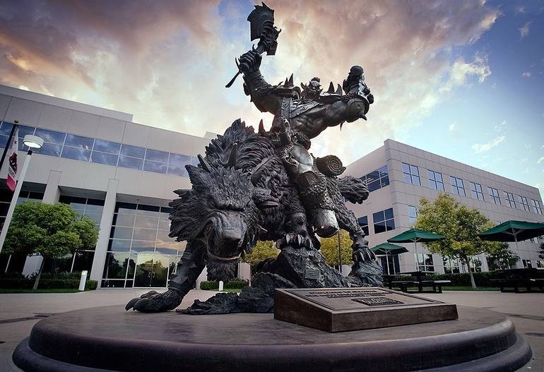 Fotografia da estátua de um Orc localizada à frente da sede da Blizzard, na California. 
