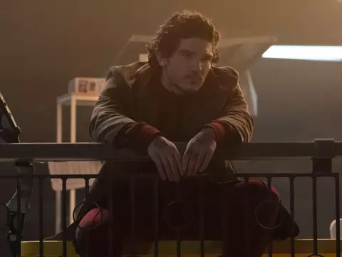 Fra Fee como Kazi em Gavião Arqueiro (Marvel Studios/Reprodução)