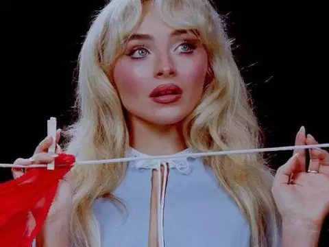 Sabrina Carpenter em imagem promocional do Man's Best Friend (Reprodução)