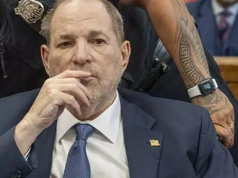 01.05.2024 - Harvey Weinstein em audiência judicial em Nova York (Steven Hirsch / POOL / AFP)