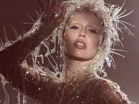 Miley Cyrus em foto promocional do Something Beautiful (Reprodução)