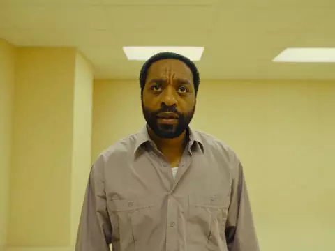 Novo teaser trailer de Backrooms é exibido na TV americana; assista