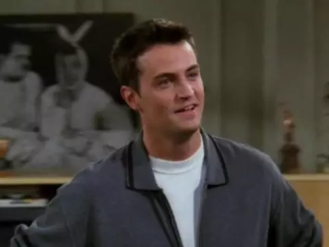 Matthew Perry em cena de Friends