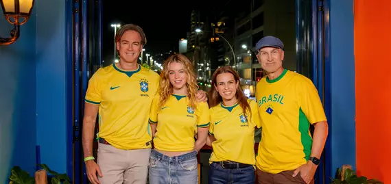Supergirl chega ao Rio e curte primeiro jogo do Brasil; veja fotos