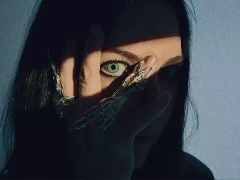 Amy Lee, do Evanescence, em divulgação do Sanctuary (Reprodução)