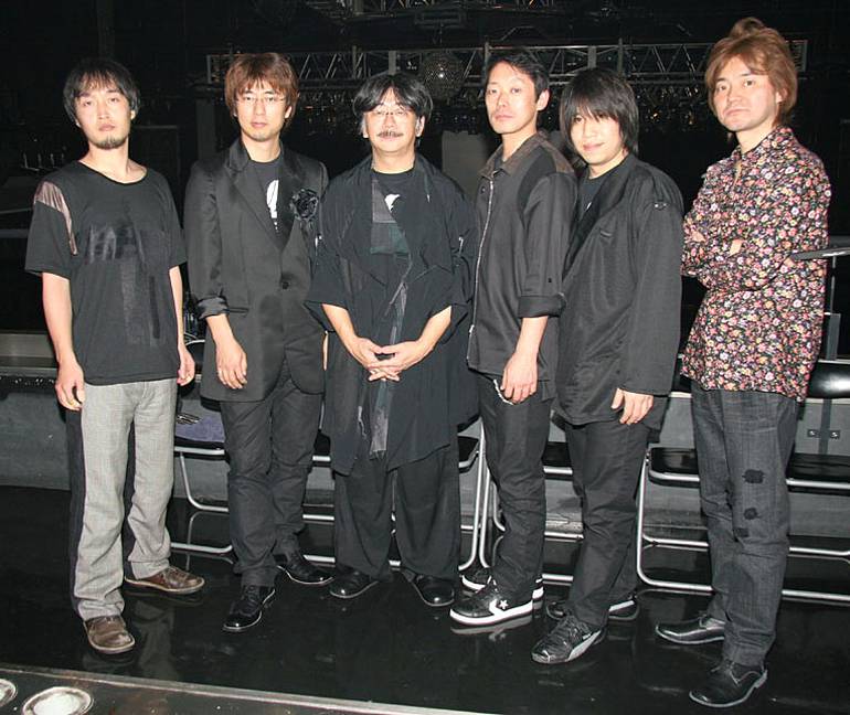 The Black Mages, da esquerda para a direita: Arata Hanyuda, Fukui, Uematsu, Sekito, Keiji Kawamori e Michio Okamiya