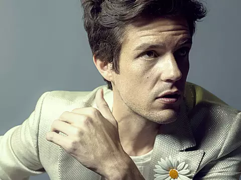 Brandon Flowers faz cover de "Fell in Love With A Girl", do White Stripes; assista