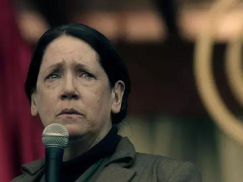 Ann Dowd em The Handmaid's Tale (Hulu/Reprodução)