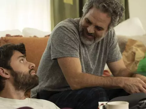 Cooper Raiff e Mark Ruffalo em Hal & Harper (Reprodução)