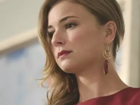 Emily VanCamp em cena de Revenge (Reprodução)